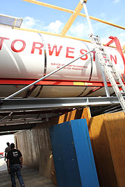 4 x 25.000 Liter Container enthalten das Bier für die neue Ringleitung (©Foto: Martin Schmitz)